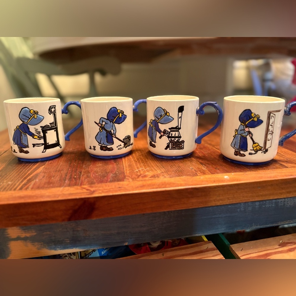 RARE Vintage 1970s set of Holly Hobbie Mugs (4)